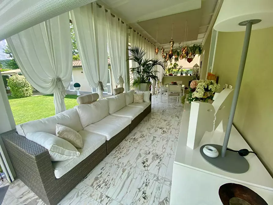 Immagine 4 di Villa in vendita  a Lucca