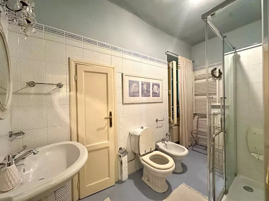 Immagine 13 di Appartamento in vendita  a Lucca