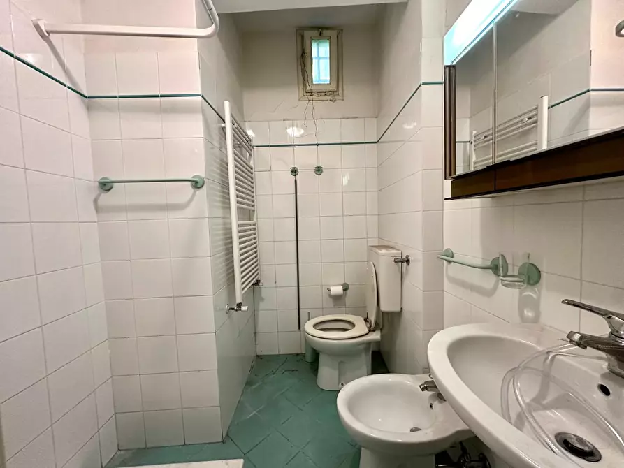 Immagine 21 di Appartamento in vendita  a Lucca