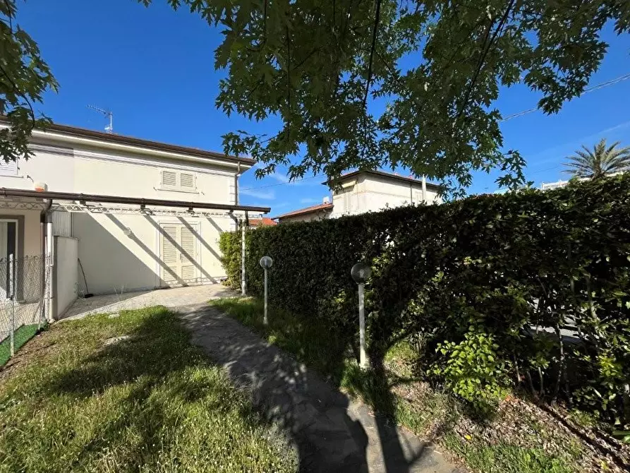 Immagine 2 di Casa bifamiliare in vendita  a Pietrasanta