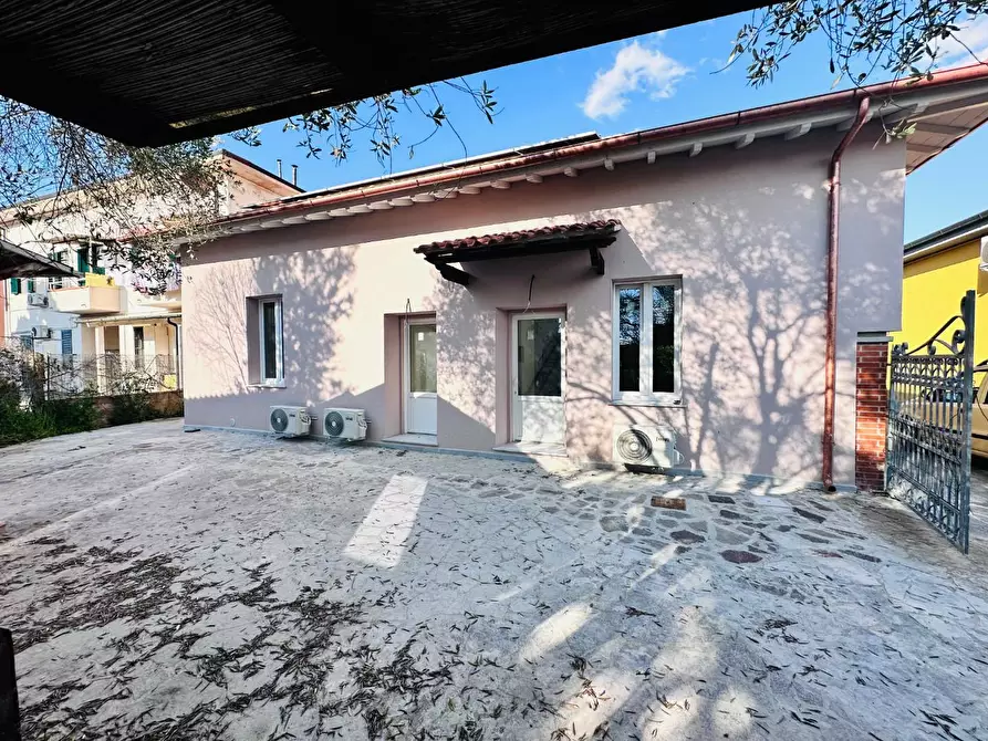 Immagine 1 di Villa in vendita  a Pisa