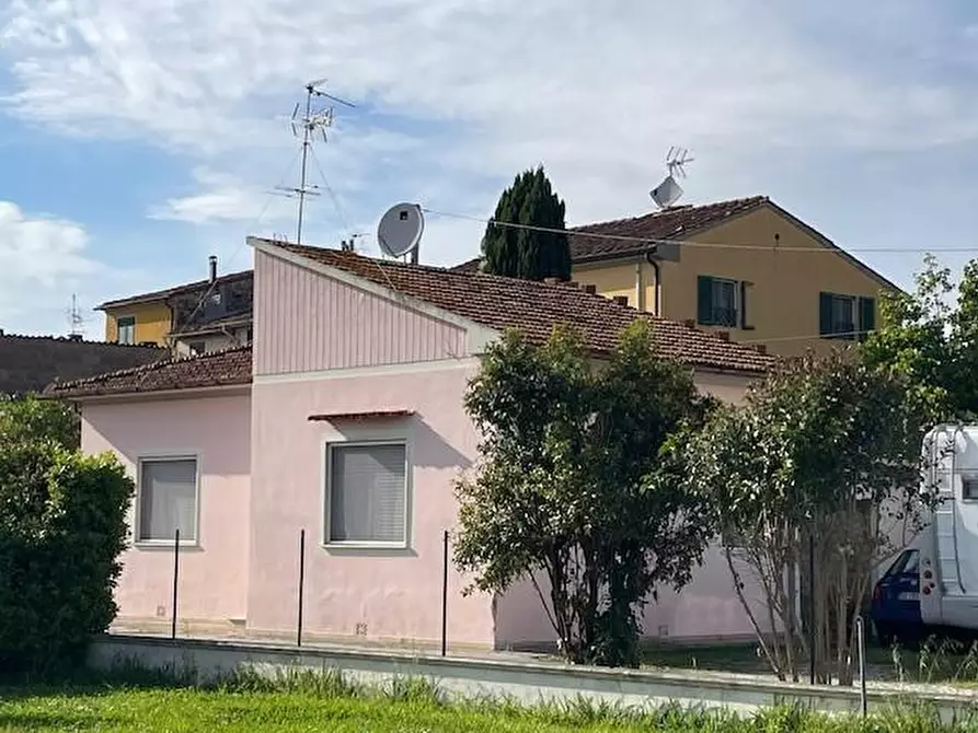 Immagine 1 di Villa in vendita  a Vecchiano
