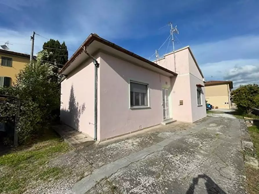 Immagine 2 di Villa in vendita  a Vecchiano