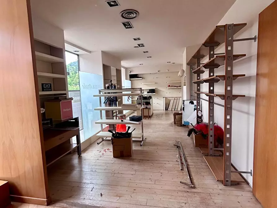 Immagine 6 di Locale commerciale in affitto  a Aulla