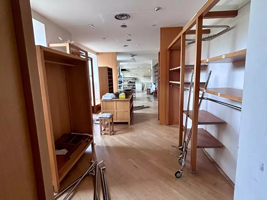 Immagine 5 di Locale commerciale in affitto  a Aulla