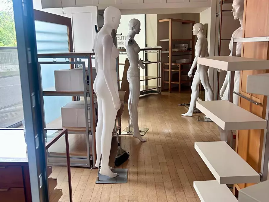 Immagine 2 di Locale commerciale in affitto  a Aulla