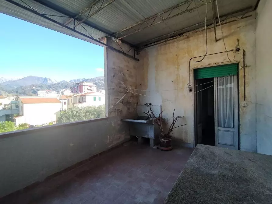 Immagine 29 di Porzione di casa in vendita  a Massa