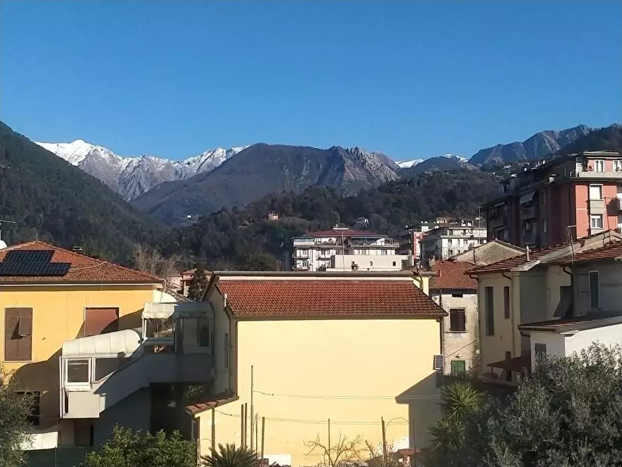 Immagine 33 di Porzione di casa in vendita  a Massa