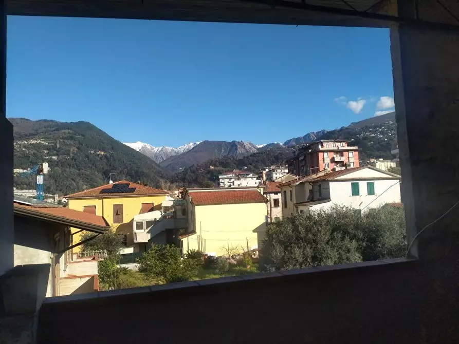Immagine 1 di Porzione di casa in vendita  a Massa