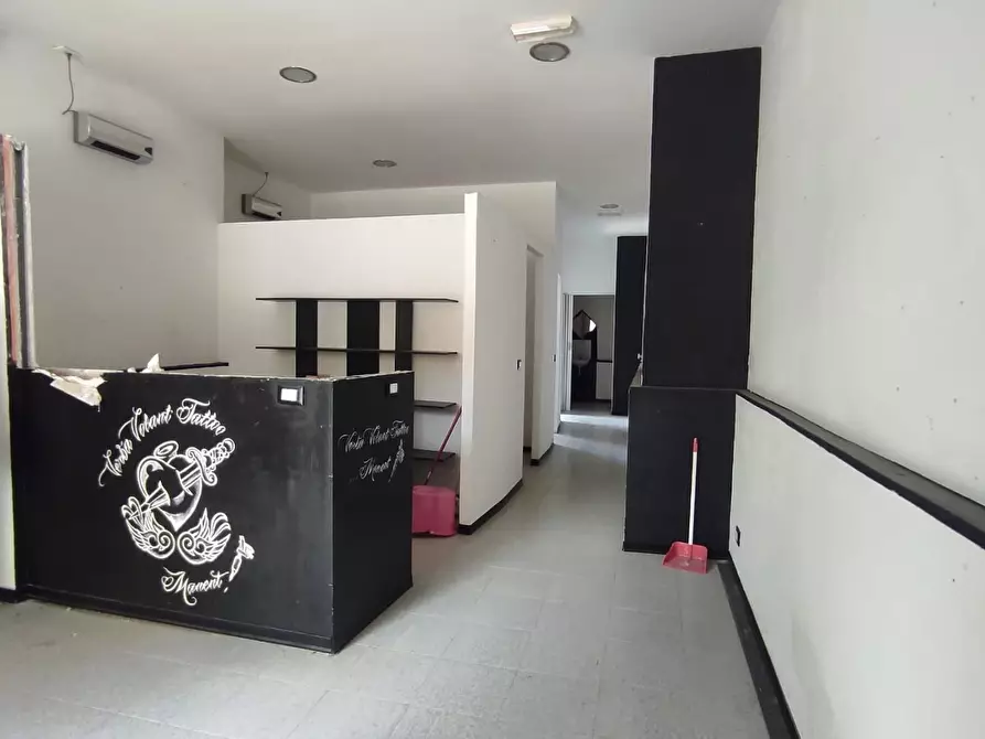 Immagine 3 di Locale commerciale in vendita  a Carrara