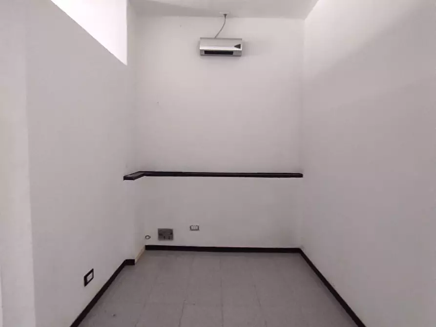 Immagine 5 di Locale commerciale in vendita  a Carrara