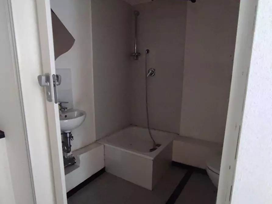 Immagine 6 di Locale commerciale in vendita  a Carrara