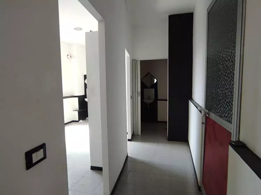 Immagine 7 di Locale commerciale in vendita  a Carrara