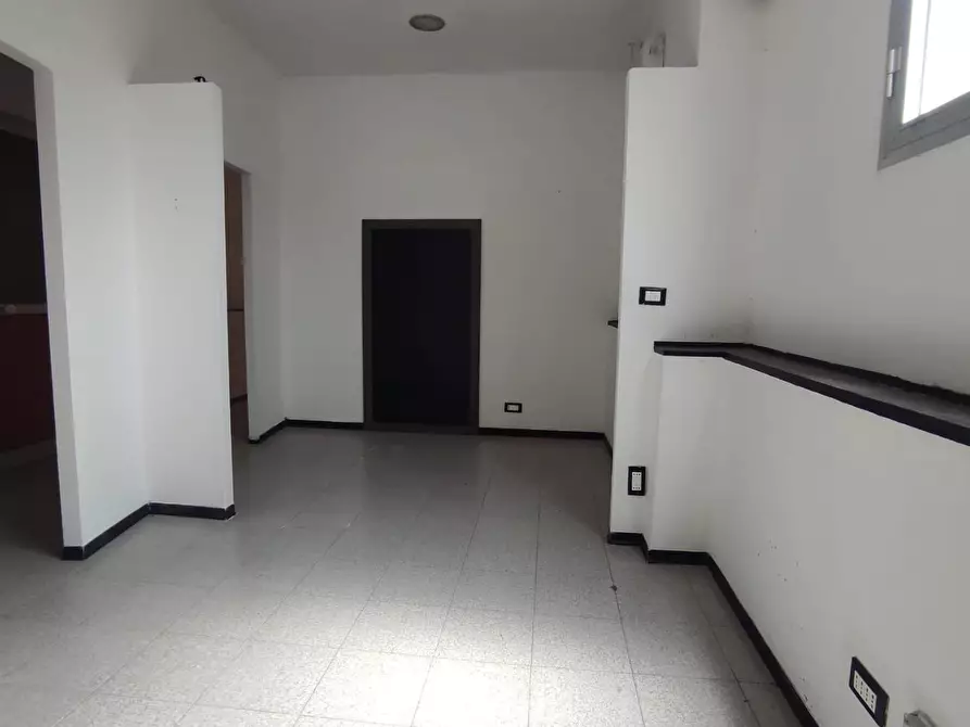 Immagine 4 di Locale commerciale in vendita  a Carrara