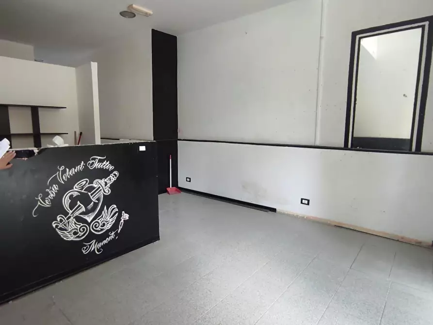 Immagine 2 di Locale commerciale in vendita  a Carrara