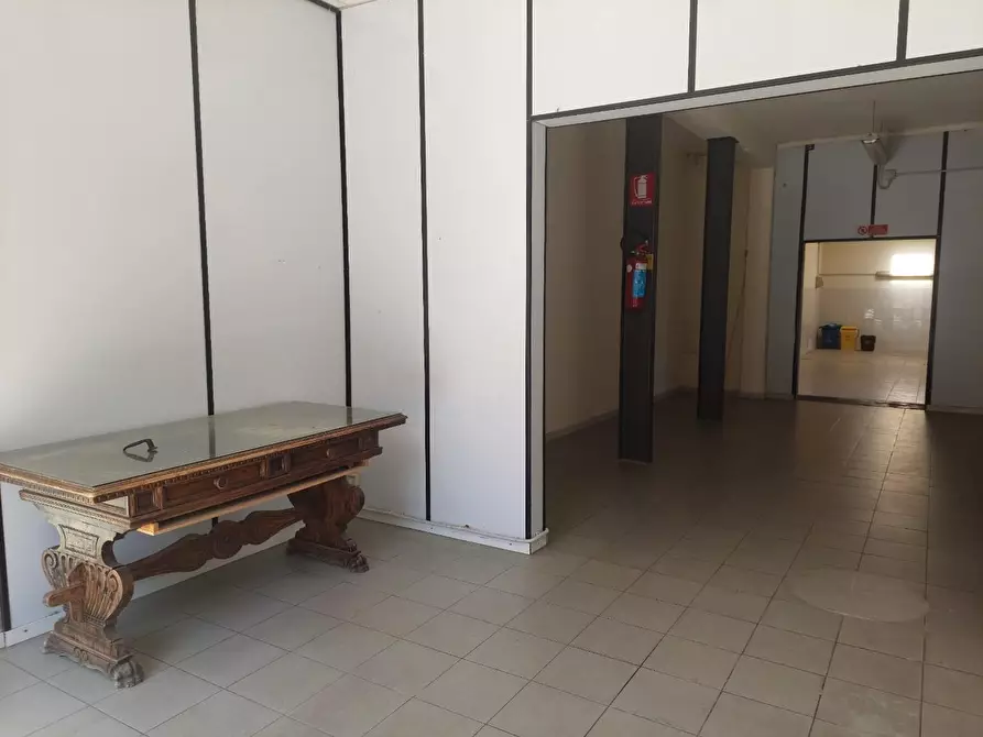 Immagine 11 di Laboratorio in affitto  a Lastra A Signa