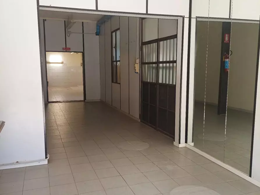 Immagine 10 di Laboratorio in affitto  a Lastra A Signa