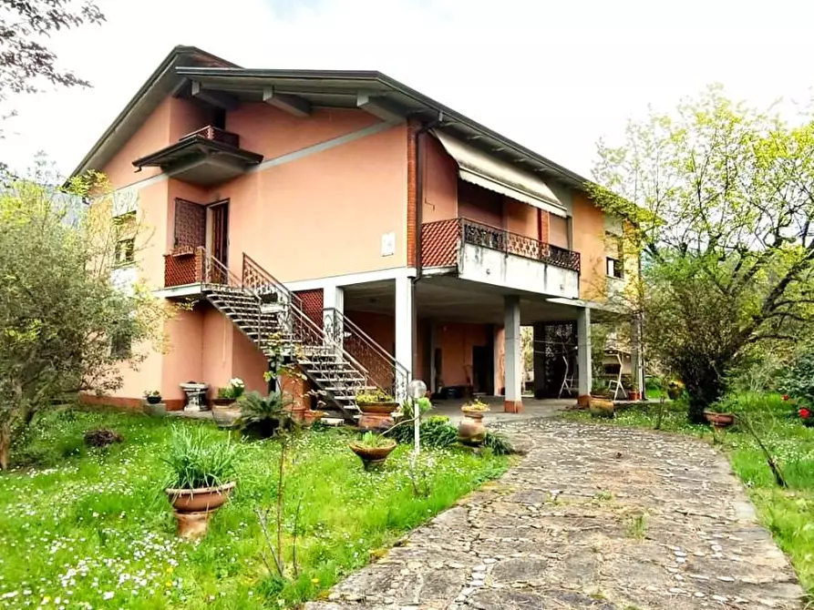 Immagine 1 di Villa in vendita  a Massa