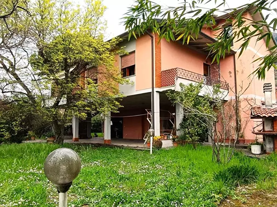 Immagine 2 di Villa in vendita  a Massa