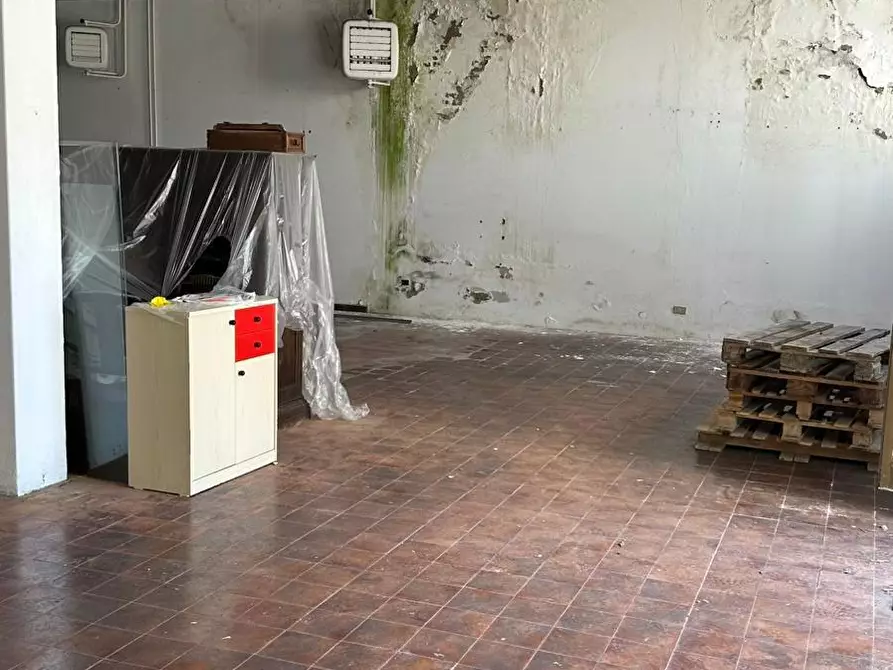 Immagine 2 di Locale commerciale in vendita  a Capraia E Limite