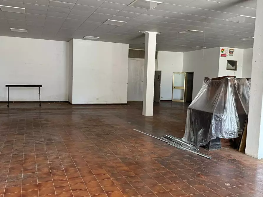 Immagine 1 di Locale commerciale in vendita  a Capraia E Limite