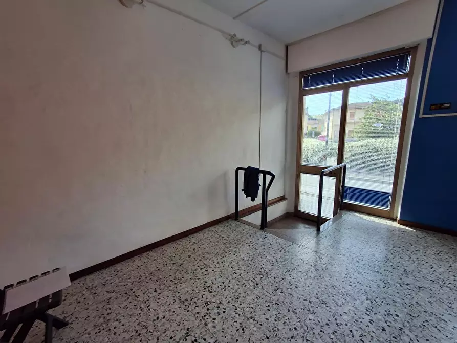 Immagine 3 di Locale commerciale in vendita  a Capraia E Limite