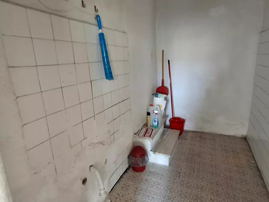 Immagine 2 di Locale commerciale in vendita  a Capraia E Limite