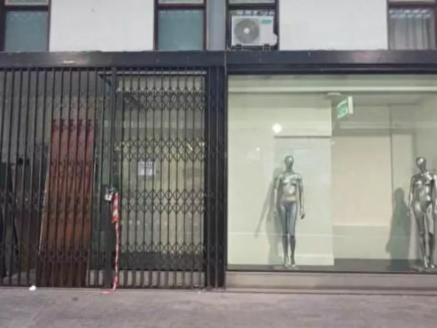 Immagine 1 di Negozio in vendita  a Massa