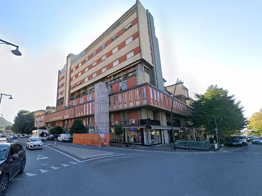 Immagine 2 di Negozio in vendita  a Massa