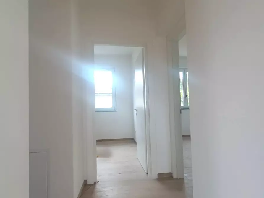 Immagine 11 di Appartamento in vendita  a Lucca