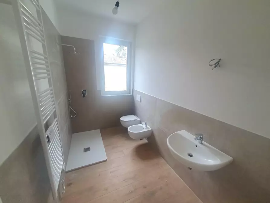 Immagine 21 di Appartamento in vendita  a Lucca