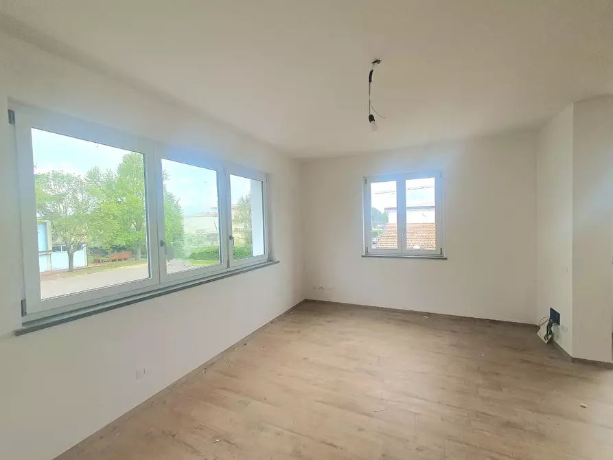 Immagine 10 di Appartamento in vendita  a Lucca