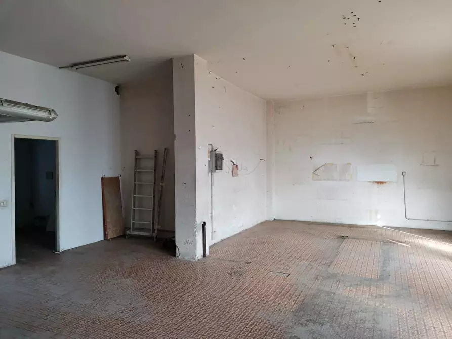 Immagine 3 di Locale commerciale in affitto  a Poggibonsi