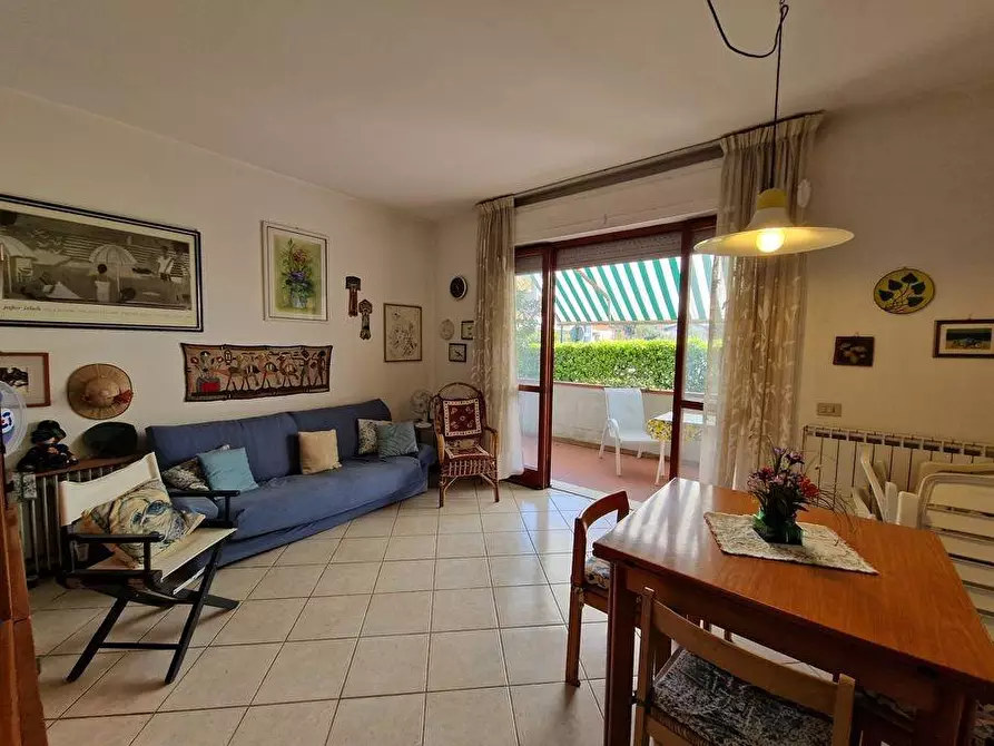 Immagine 3 di Appartamento in vendita  a Montignoso