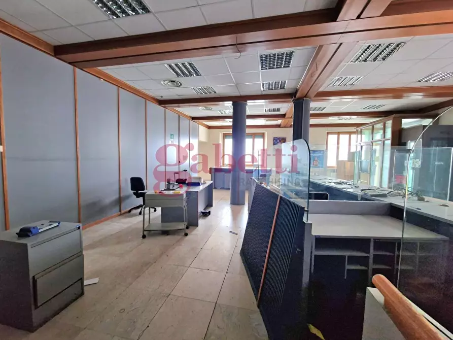 Immagine 11 di Locale commerciale in vendita  a San Giuliano Terme