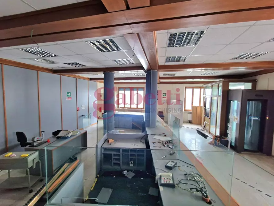 Immagine 17 di Locale commerciale in vendita  a San Giuliano Terme