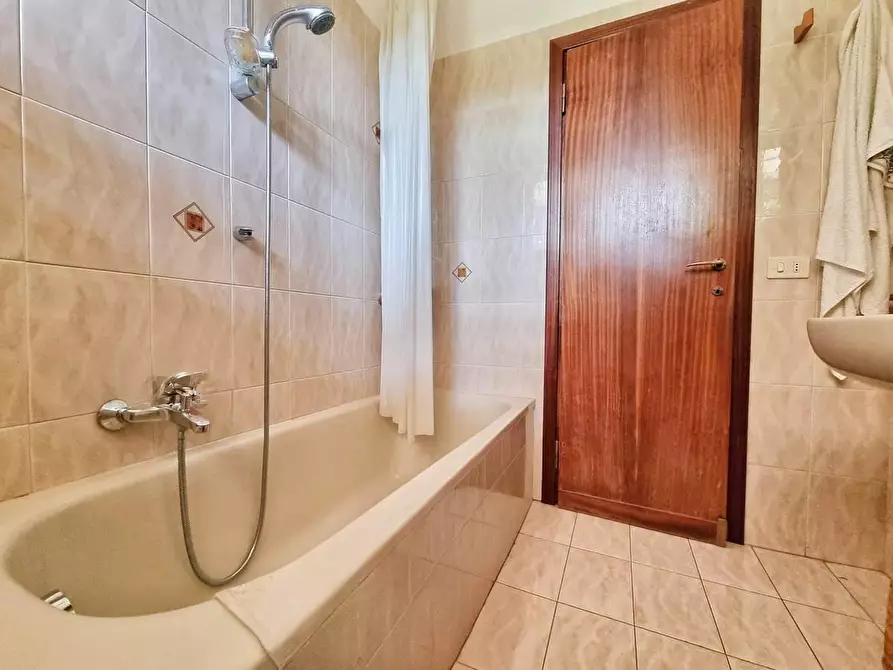 Immagine 21 di Appartamento in vendita  a Massa