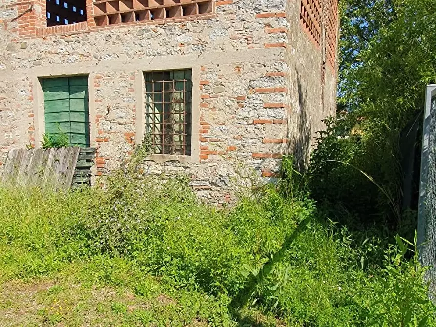 Immagine 9 di Rustico / casale in vendita  a Capannori