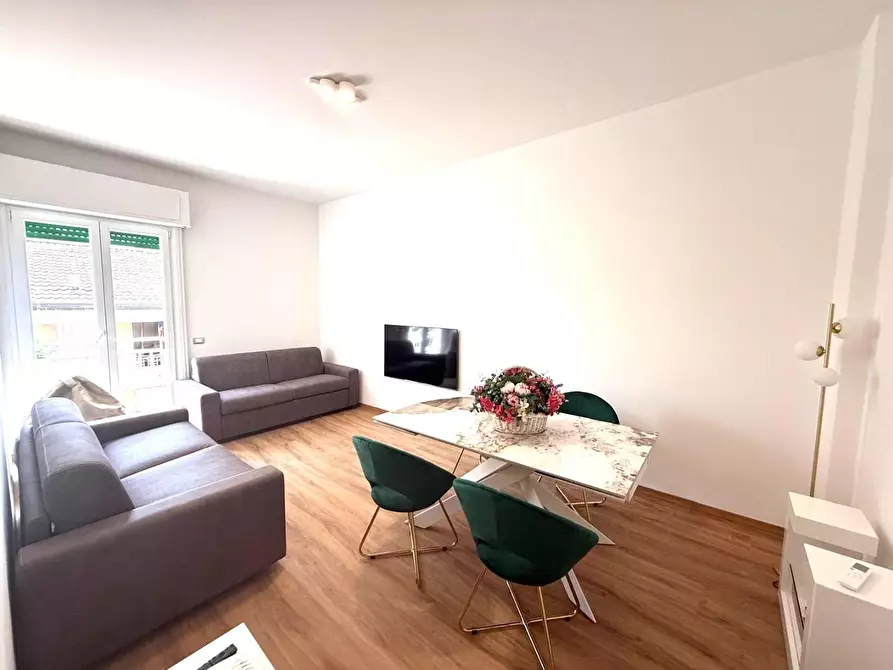 Immagine 1 di Appartamento in vendita  a Viareggio