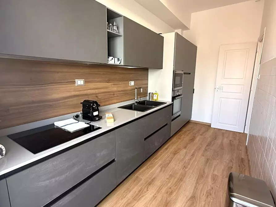 Immagine 11 di Appartamento in vendita  a Viareggio