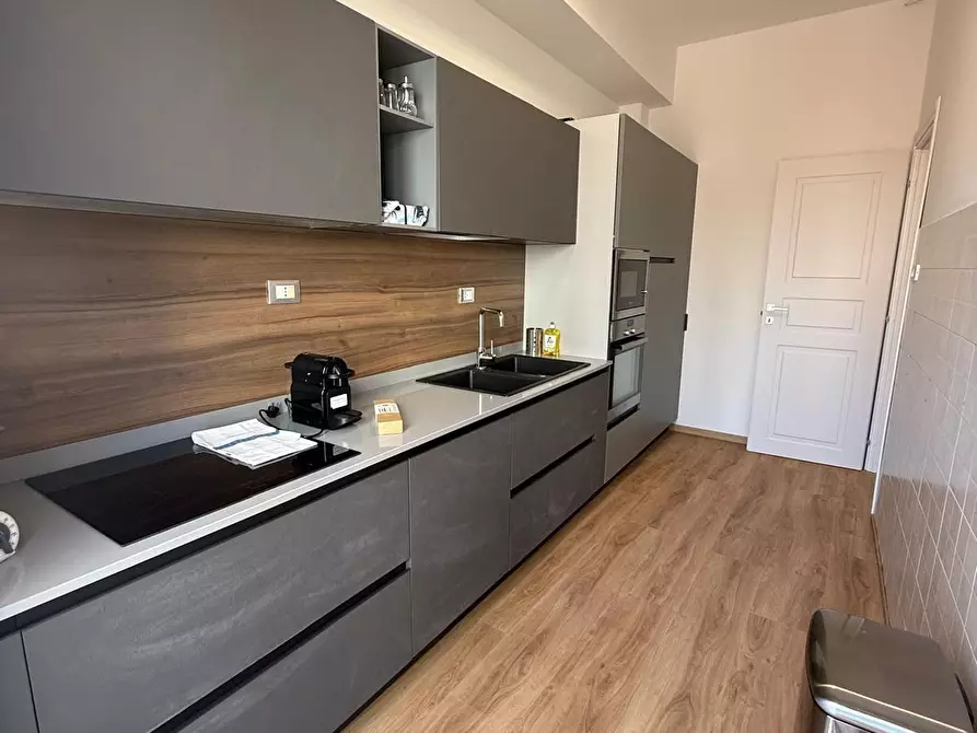 Immagine 9 di Appartamento in vendita  a Viareggio