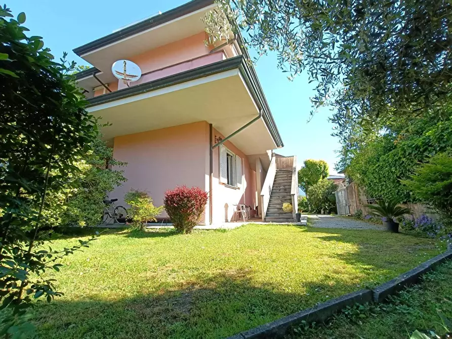 Immagine 5 di Casa indipendente in vendita  a Massa