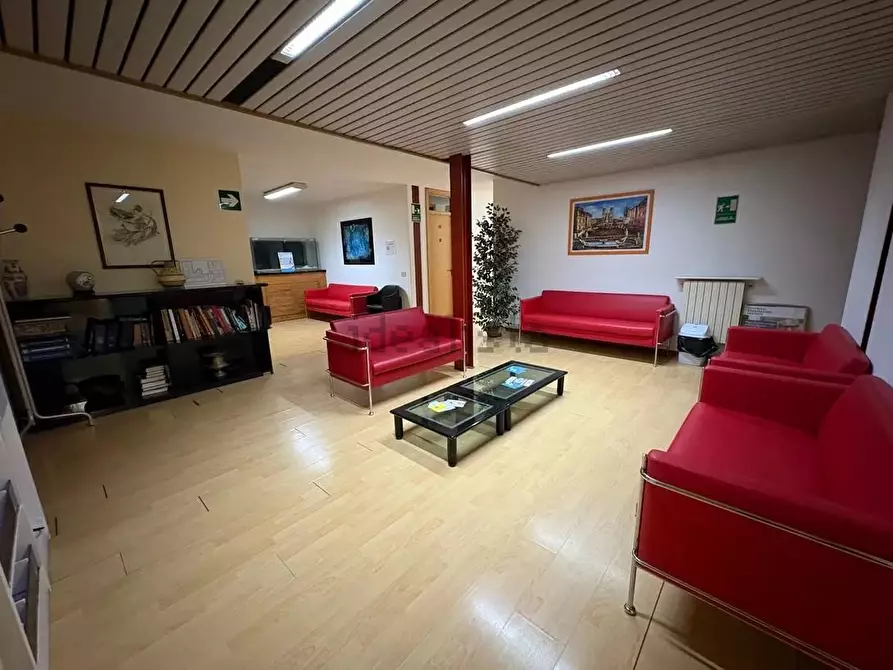 Immagine 10 di Palazzo in vendita  a Viareggio