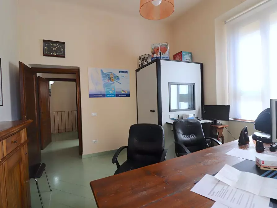 Immagine 3 di Locale commerciale in vendita  a Siena