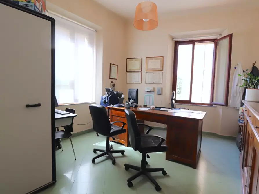 Immagine 2 di Locale commerciale in vendita  a Siena