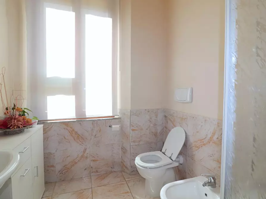 Immagine 11 di Locale commerciale in vendita  a Siena