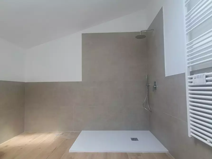 Immagine 15 di Mansarda in vendita  a Lucca