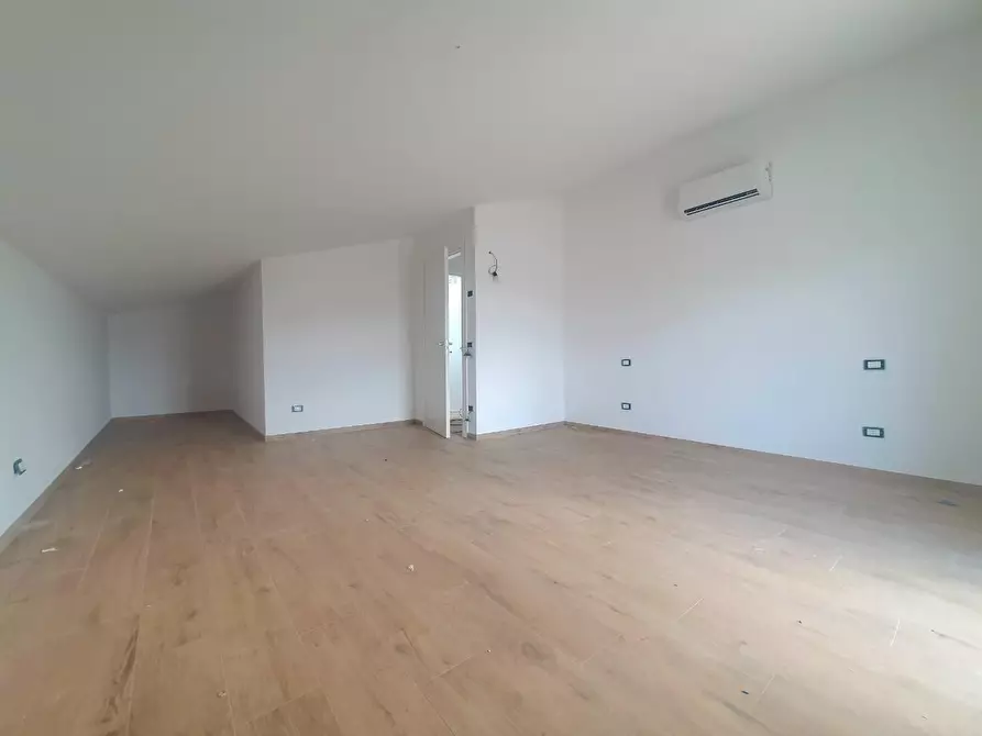 Immagine 23 di Mansarda in vendita  a Lucca