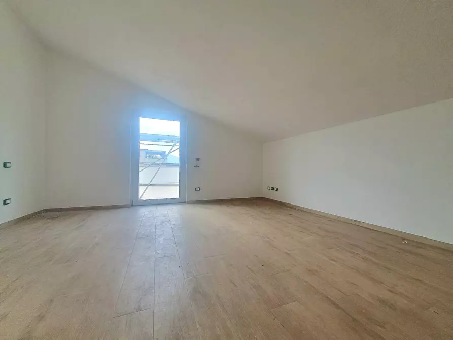 Immagine 21 di Mansarda in vendita  a Lucca