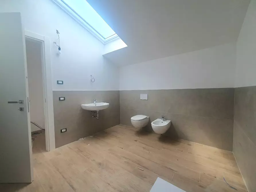 Immagine 16 di Mansarda in vendita  a Lucca